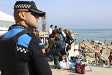 Sitges foragita els venedors del 'top manta' amb més presència policial coincidint amb la Setmana Santa