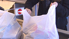 Es desplega la campanya informativa sobre la prohibició de la gratuïtat de les bosses de plàstic als comerços 
