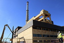 La gran xemeneia de la central tèrmica de Cubelles es desmuntarà el maig de 2018